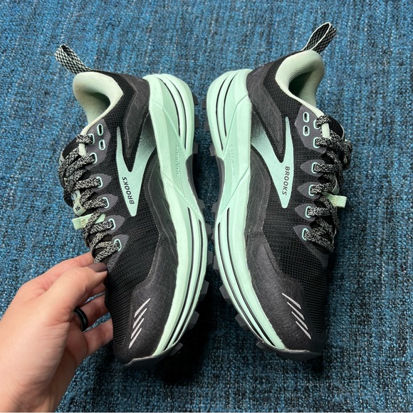 Brooks Cascadia 16 Trail Running Shoes in Black Ebony Yucca WIDE Width - Picture 6 of 9